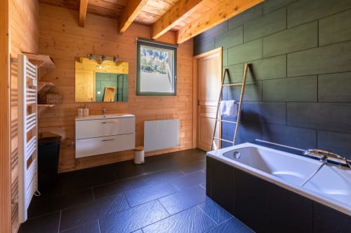 Salle de bain de la suite "Cerf" avec WC séparé 