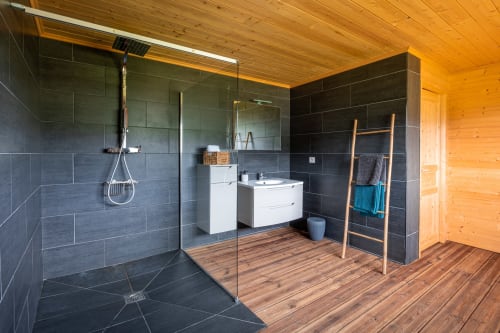 Salle d'eau directement liée de la piscine avec WC et lavabo 