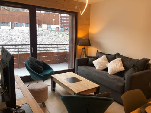 location vacances la plagne village, canapé, coussins, tables basse