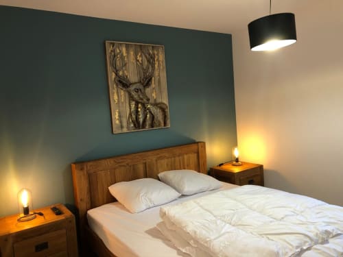 vacances au ski, chambre double, tableau cerf, chevet bois massif