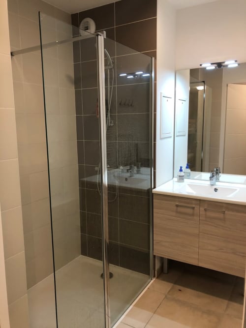 la plagne logement, salle d'eau, paroi douche