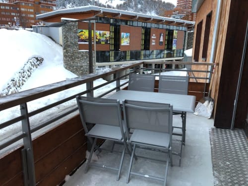 résidence à la plagne, balcon hiver, table, chaises