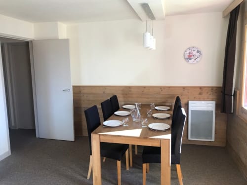 séjour appartement belle plagne, table chaises, coin repas