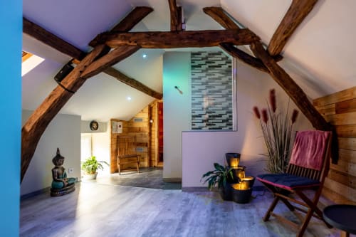 Relaxation Area and Post-Sauna Rest Room - Au Repos de la Licorne, Gommegnies. Near Valenciennes, Le Quesnoy, and Maubeuge.
Discover our warm and zen relaxation room, with exposed beams and a cozy atmosphere, perfect after a sauna session. A haven of peace at Au Repos de la Licorne, your bed and breakfast in Gommegnies, in Avesnois.