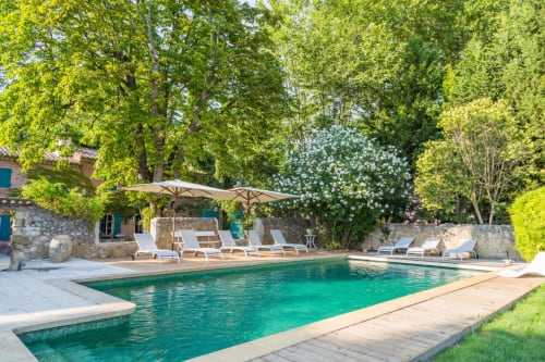 mas provençal with swimming pool- gite de chamre with swimming pool- charming guest rooms with swimming pool- large property surrounded by fields- nature in the heart of Provence 