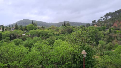 Lush green valley landscape with trees and hills at La Sentinelle B&B, Les Arcs sur Argens, France