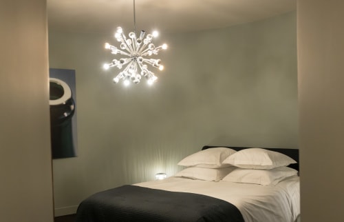 Moderne slaapkamer in Le Petit Château met bed, eigentijds sterluster en minimalistisch design in Baye, Frankrijk