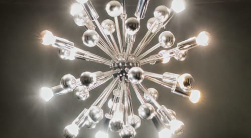Modern sterretselplafondlamp met kristallen bollen in de Souverain-zaal van het Petit Château