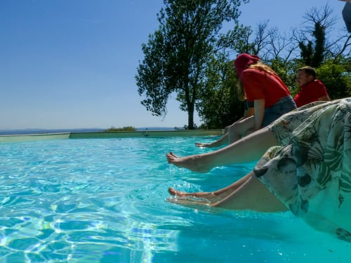 pieds-dans-l'eau-piscine.lepademoineau