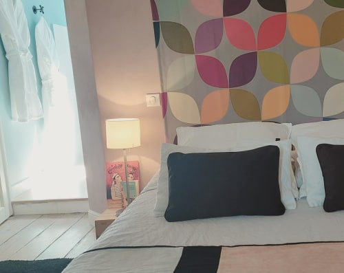 At the gates of Saintes in Charente-Maritime, La Loge du Grand Cèdre offers a charming guest room spacious and bright with a queen size bed. Linen sheets provided.