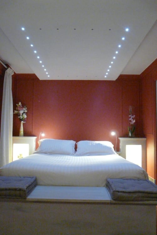 Hostellerie du Cheval Noir - chambre confort de 21 m² dans le style Van Gogh , vue ville, Moret sur Loing, France