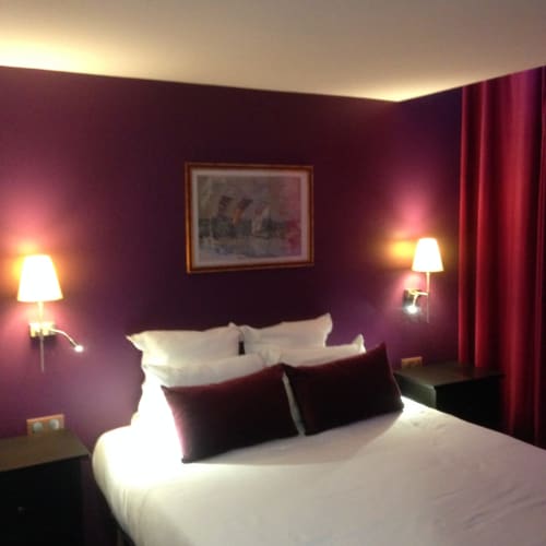 Hostellerie du Cheval Noir - chambre confort de 21 m² dans le style Van Gogh , vue ville, Moret sur Loing, France