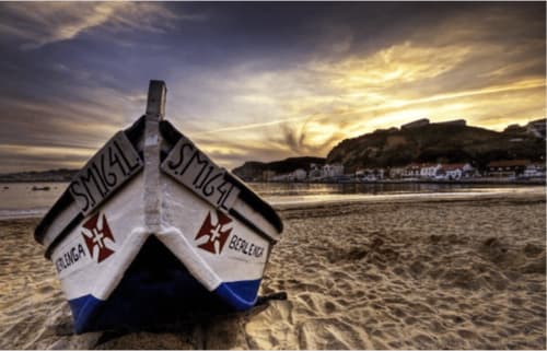Bateau sur la plage de São Martinho do Porto, Portugal
