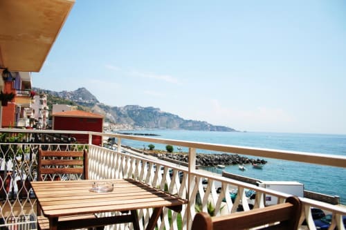 Camera con balcone fronte mare a Giardini Naxos vicino a Taormina