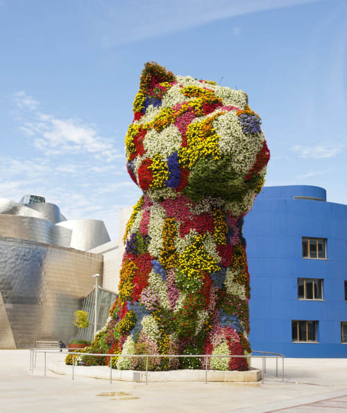 Colorida escultura floral en el Museo Guggenheim de Bilbao, Gipuzkoa, cerca de Casa rural Mañarinegi