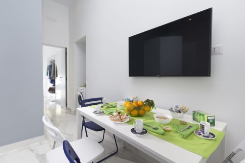 Apartment for 4 with bedroom, sofa bed in living room, kitchen, bathroom and balcony. Present TV, air conditioning and Wi-Fi - Piazza Tasso Relais in Sorrento, Campania.