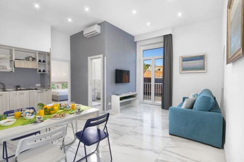 Appartamento per 4 con camera da letto, divano letto in soggiorno, cucina, bagno e balcone. Presenti TV, aria condizionata e Wi-Fi - Piazza Tasso Relais a Sorrento, Campania.
