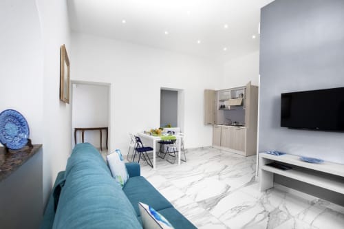 Apartment for 4 with bedroom, sofa bed in living room, kitchen, bathroom and balcony. Present TV, air conditioning and Wi-Fi - Piazza Tasso Relais in Sorrento, Campania.