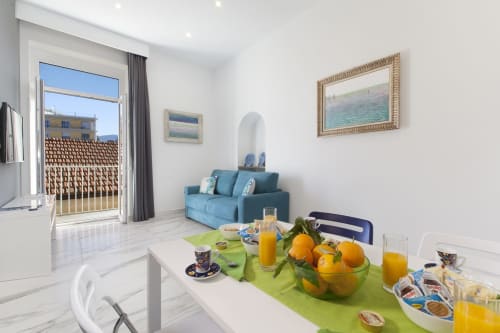 Apartment for 4 with bedroom, sofa bed in living room, kitchen, bathroom and balcony. Present TV, air conditioning and Wi-Fi - Piazza Tasso Relais in Sorrento, Campania.