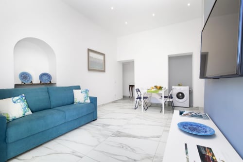 Apartment for 4 with bedroom, sofa bed in living room, kitchen, bathroom and balcony. Present TV, air conditioning and Wi-Fi - Piazza Tasso Relais in Sorrento, Campania.