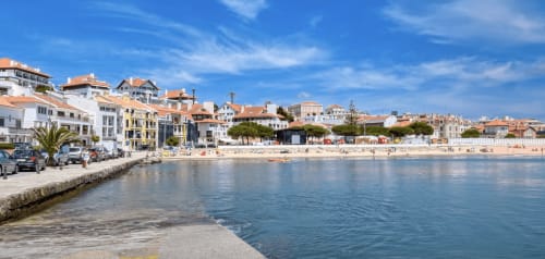 Vue sur le village de São Martinho do Porto depuis le port