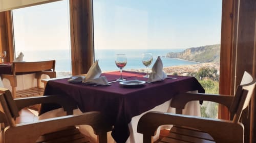 restaurant vue mer et falaise à Nazaré, Portugal