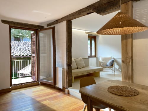 Luminosa sala diáfana en Casa rural MAÑARINEGI con vigas vistas, comedor, sofá y balcón con vistas a la Gipuzkoa rural