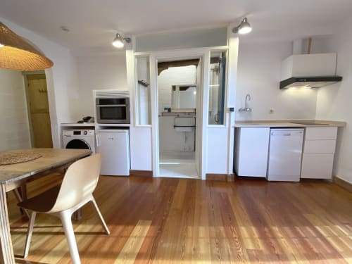 Cocina y comedor modernos en Casa rural MAÑARINEGI Landa apartamentuak, Gipuzkoa con electrodomésticos y suelos de madera