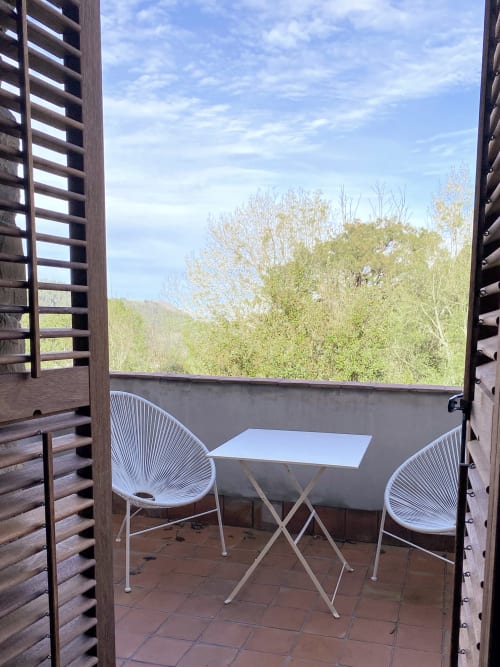 Terraza con dos sillas y mesa con vistas al paisaje rural de Gipuzkoa en Casa rural MAÑARINEGI Landa apartamentuak