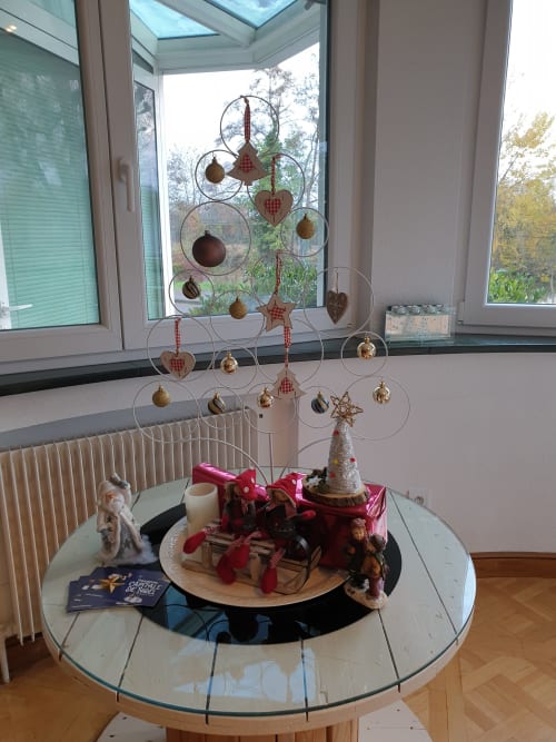 Décoration de Noël à La Tour De L'ill Strasbourg avec sapin mobile orné de guirlandes et ambiance festive