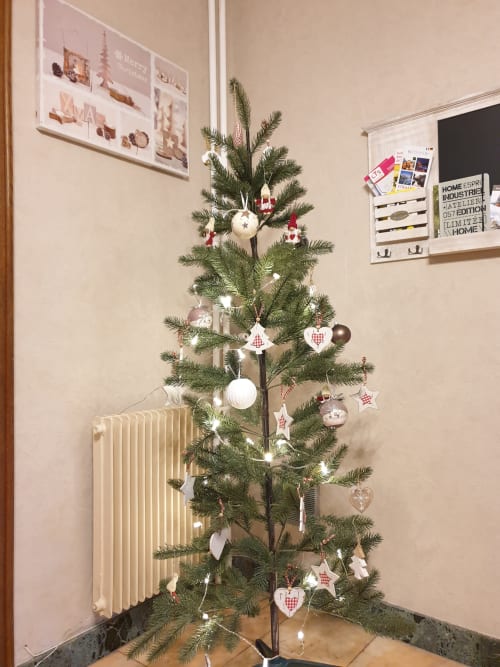 Sapin de Noël décoré à La Tour De L'ill B&B à Strasbourg avec ornements blancs et lumières scintillantes