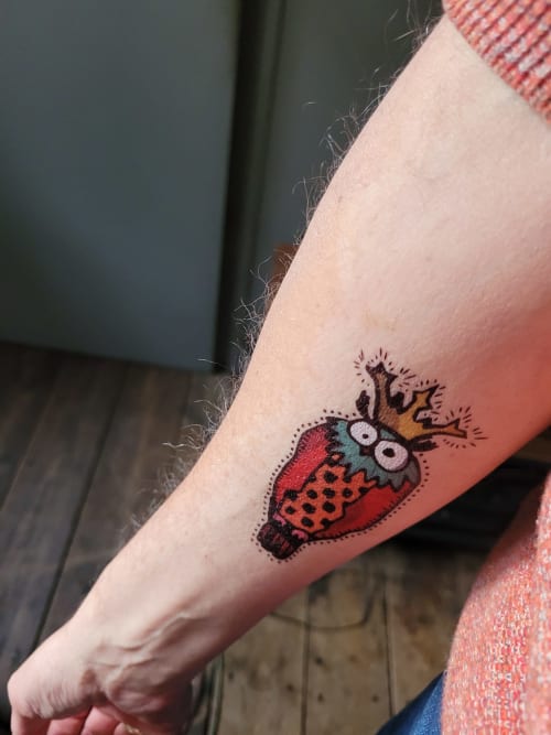 Tatouage de hibou coloré sur l'avant-bras à la chambre d'hôtes Le Grand Duc à Valenciennes