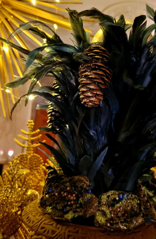 Décoration festive avec pommes de pin et végétation au Le Grand Duc, une charmante maison d'hôtes à Valenciennes, France
