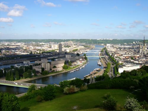 Vue aérienne de Rouen avec la Seine, ses ponts et l'architecture historique sous un ciel bleu