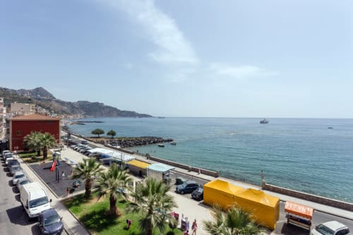 Appartamento con terrazza fronte mare a Giardini Naxos vicino a Taormina