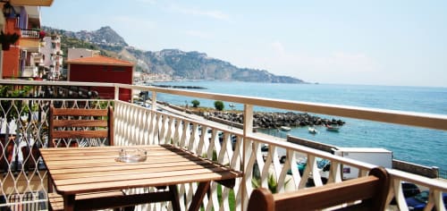 Camera con balcone fronte mare a Giardini Naxos vicino a Taormina