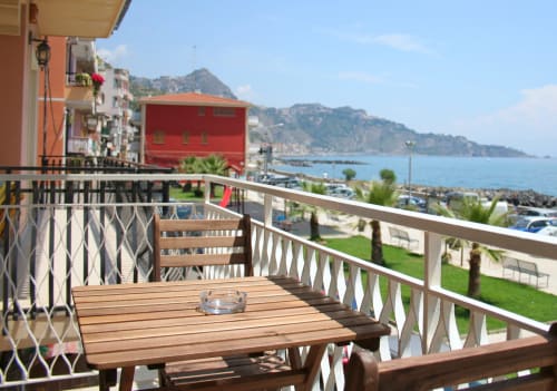 Camera con balcone fronte mare a Giardini Naxos vicino a Taormina