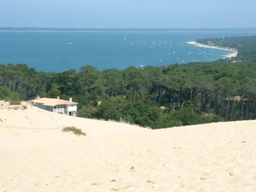 Propriété Côte et Dune en bord de mer à Biscarrosse avec dunes de sable, forêt de pins et voiliers sur eaux turquoise
