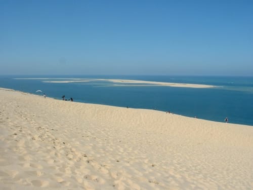 Immense dune de sable avec océan turquoise et îles sableuses à Côte Et Dune, Biscarrosse Plage