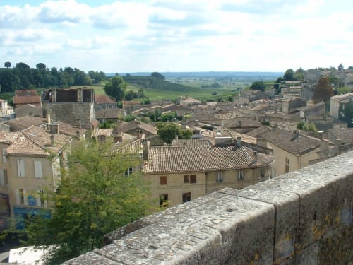 Bâtiments médiévaux en pierre aux toits de terre cuite surplombant des vallées verdoyantes et le paysage campagnard