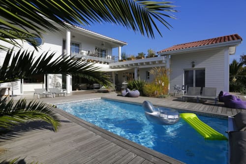 Espace piscine Côte et Dune à Biscarrosse Plage avec villa moderne, terrasse et bouées