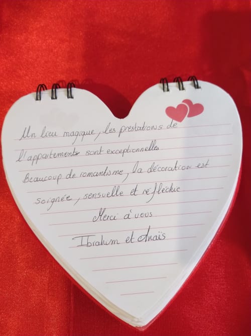 Carnet en forme de cœur avec message manuscrit français à L'Insolite Spa Privatif Toulouse