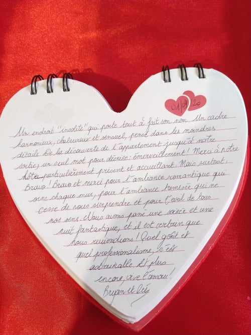 Page de livre d'or en forme de cœur avec message manuscrit français au L'Insolite Spa Privatif de Toulouse