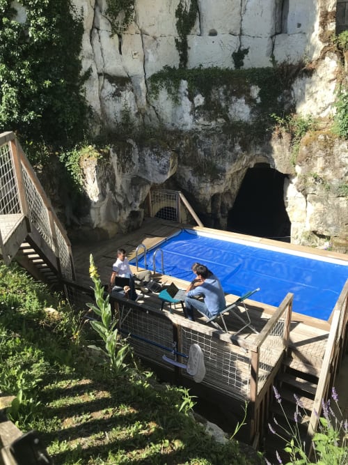 Travail de groupe autour de la piscine lors d'une journée d'étude au Logis Escale à Gennes-vla-de-loire