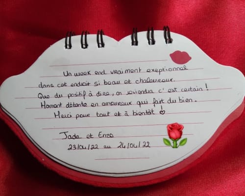 Message d'amour sur bloc-notes en forme de lèvres de L'Insolite Spa à Toulouse, texte français manuscrit avec décoration de rose