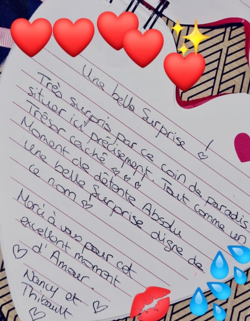 Lettre d'amour manuscrite avec cœurs rouges et éléments décoratifs, L'Insolite Spa Toulouse
