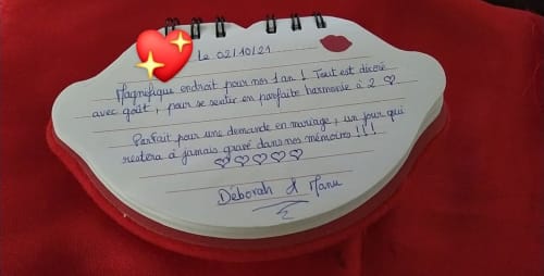 Lettre d'amour manuscrite sur bloc-notes en forme de lèvre à L'Insolite Spa Privatif Toulouse avec cœurs et date