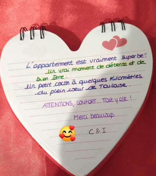 Note de livre d'or en forme de cœur pour L'Insolite Spa Privatif à Toulouse avec message français et emojis d'amour