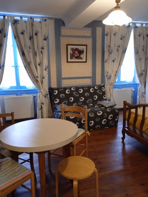 Chambre double lumineuse à L'Hôtel Les Clématites en Cotentin à Saint-Floxel avec mobilier en bois, table ronde, décoration