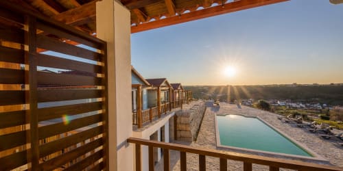 Guestroom Terrace Deluxe| Accomodation for 2 with king bed, private bathroom, terrace. With Wi-Fi, air conditioning and TV - Olive Hill Guesthouse at Batalha, Portugal.
